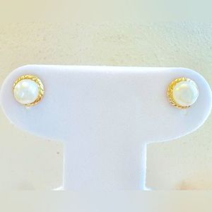 14k Gold FW Pearl Studs